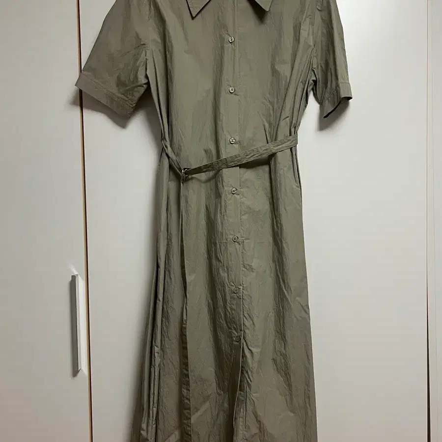 에잇세컨즈 카키 반소매 카라 롱원피스