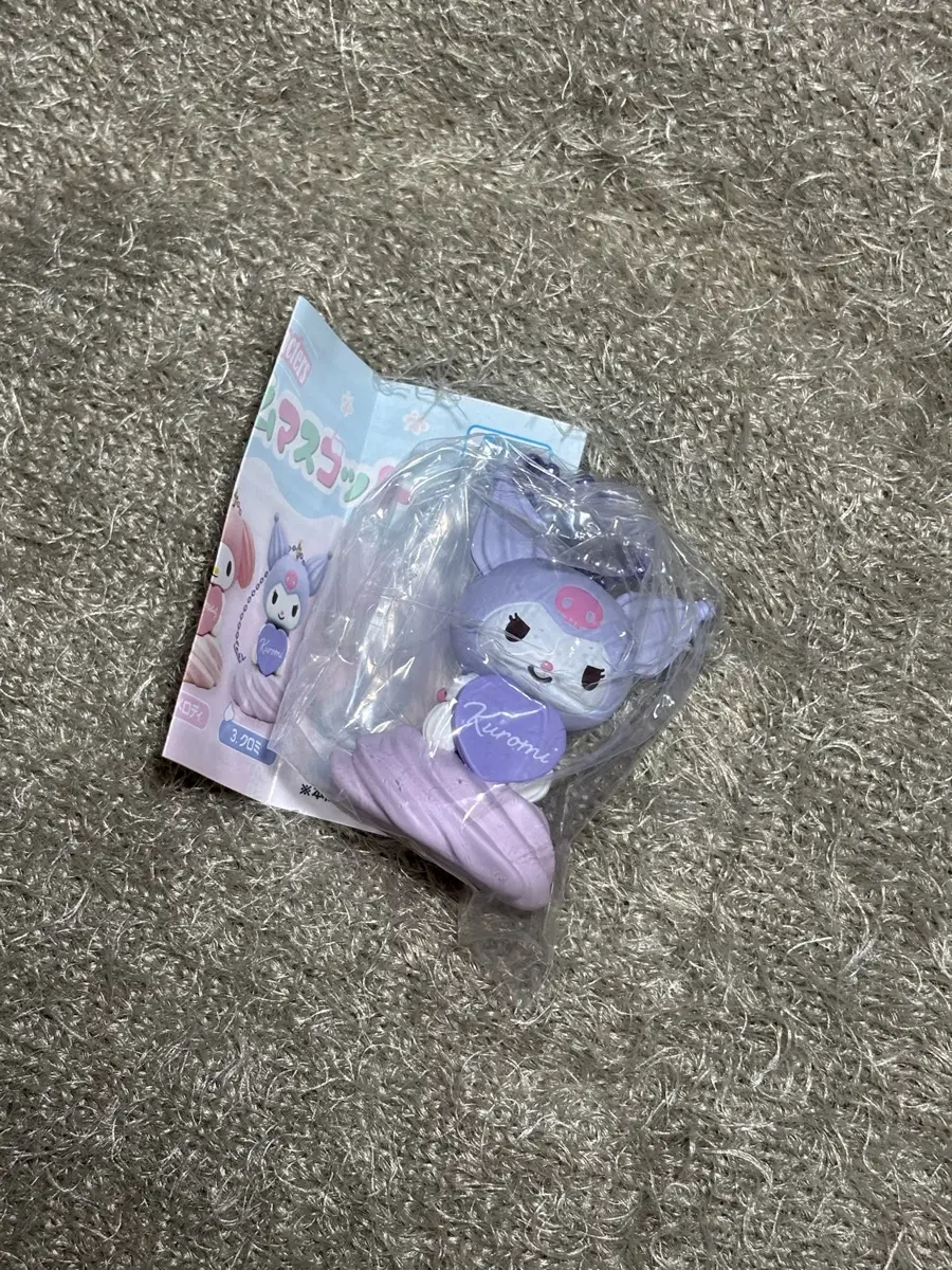 쿠로미/ 산리오 휘핑크림 디저트 피규어 키링 가챠