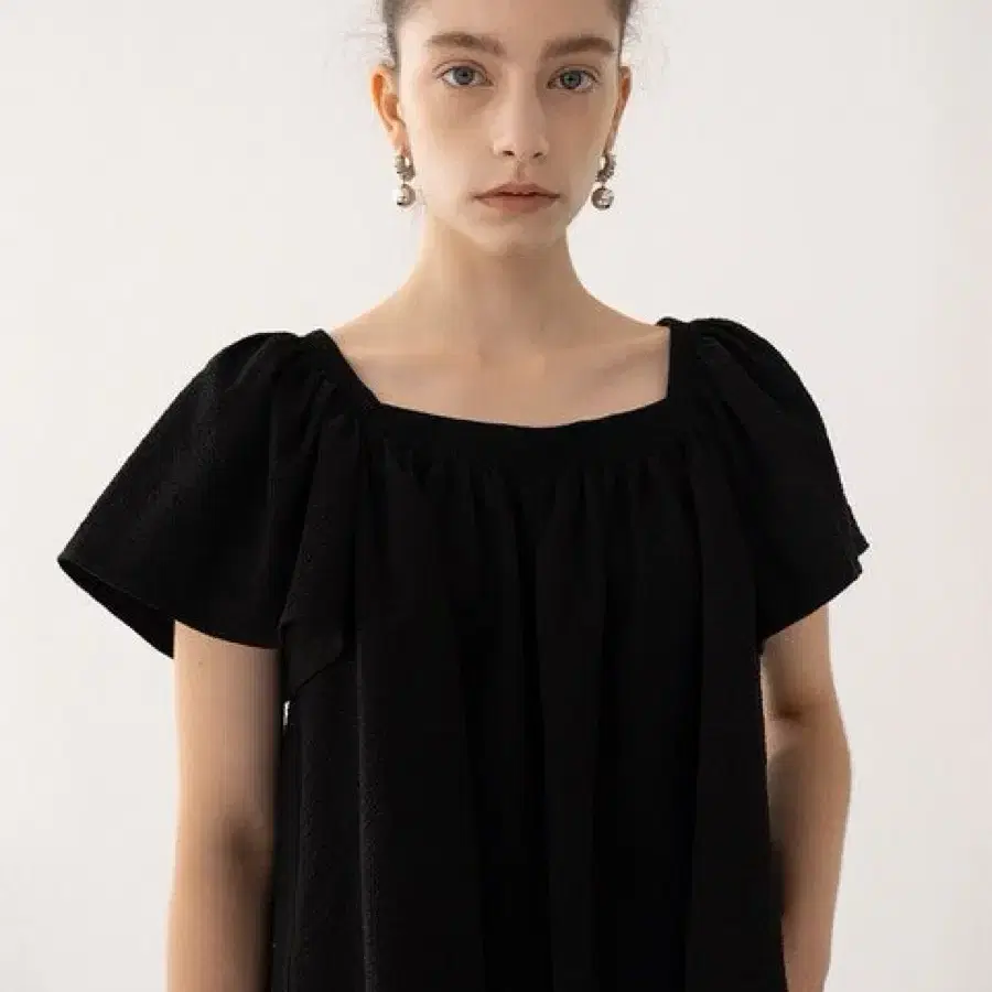 킨더살몬 웨이비 블라우스 블랙 Wavy Smocked Blouse Black