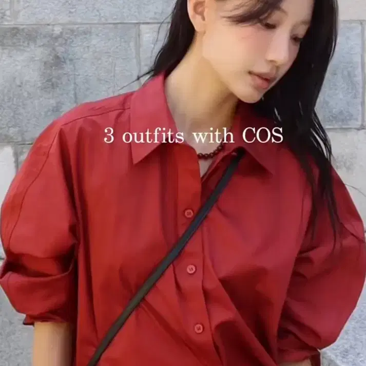 COS 라운드 레드 셔츠