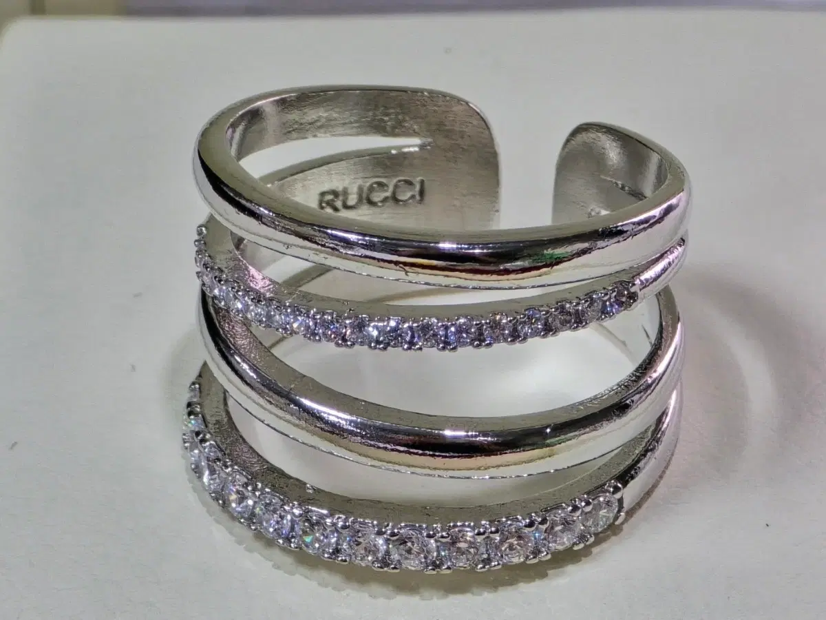RUCCI 실버색상의 큐빅 레이어드 반지 14호 프리사이즈 디자인