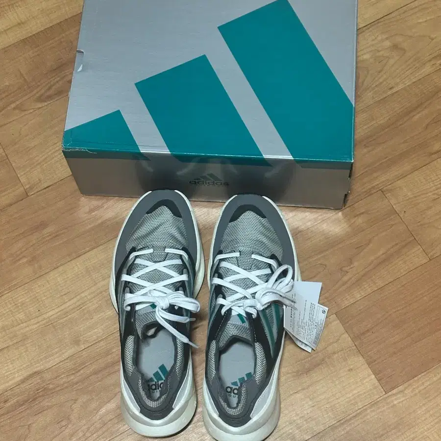 아디다스 이큅먼트 아그라빅 275