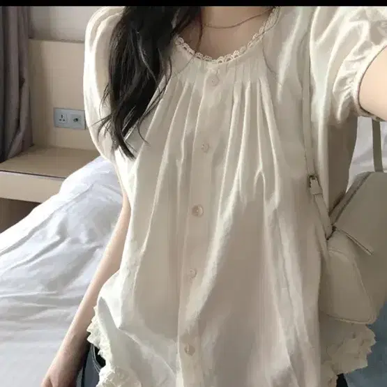 세컨드 플레이스 에르오 핀턱 레이스 프릴 루즈핏 퍼프 반팔 블라우스 아이보리