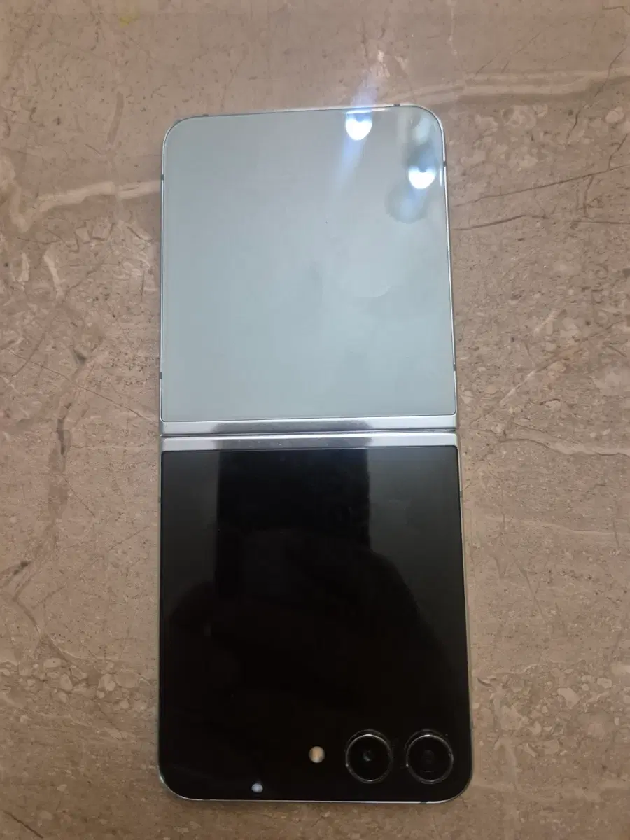 갤럭시 Z 플립5 256GB 민트 정상작동 판매합니다