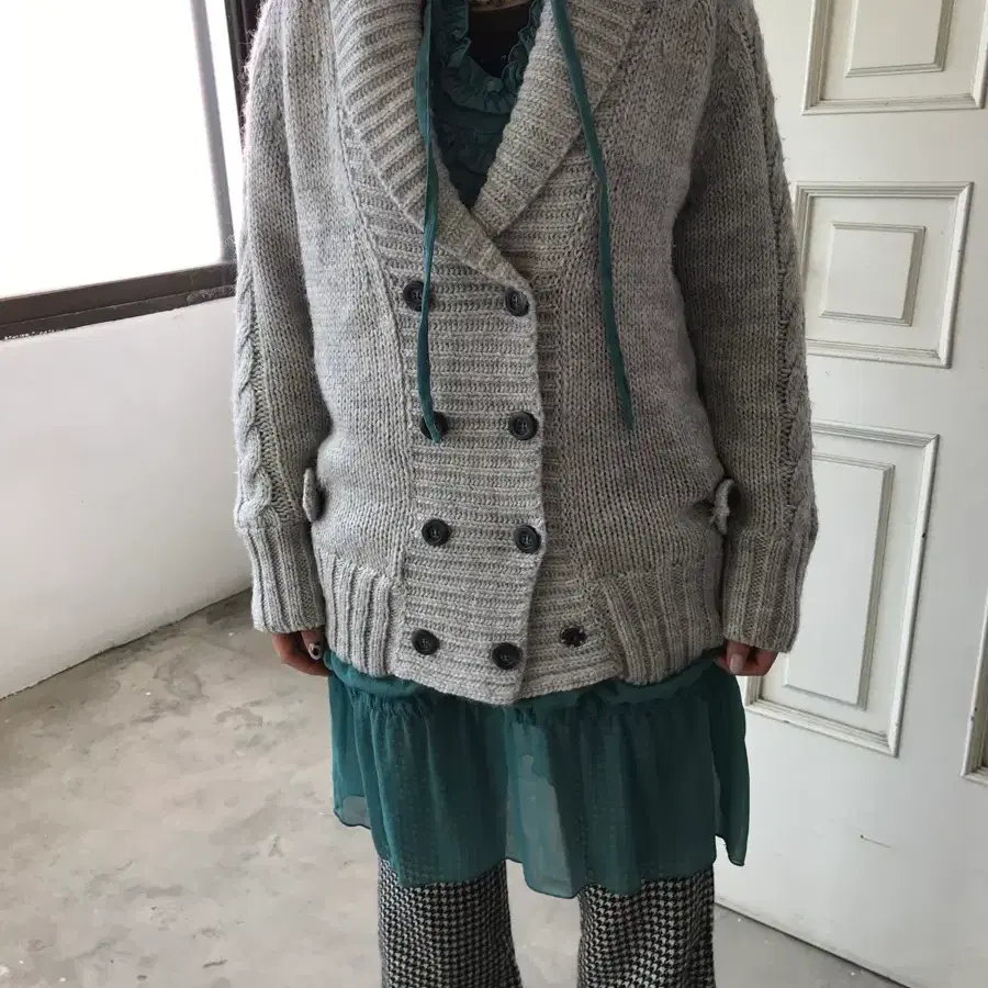 INDIVI 숄카라 더블버튼 케이블 니트 가디건 Z1870