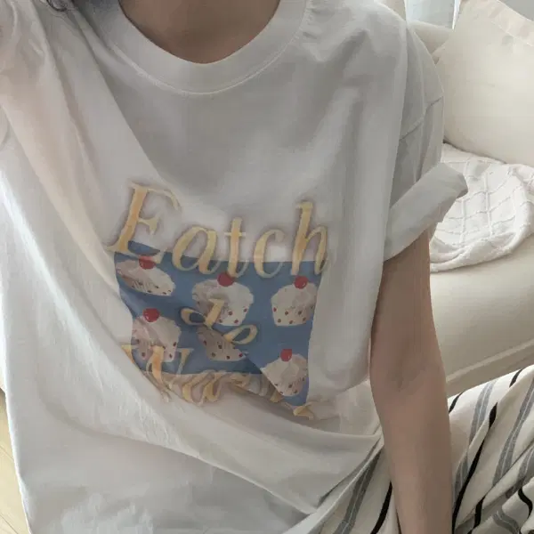 귀여운 컵케이크 그래픽 반팔티