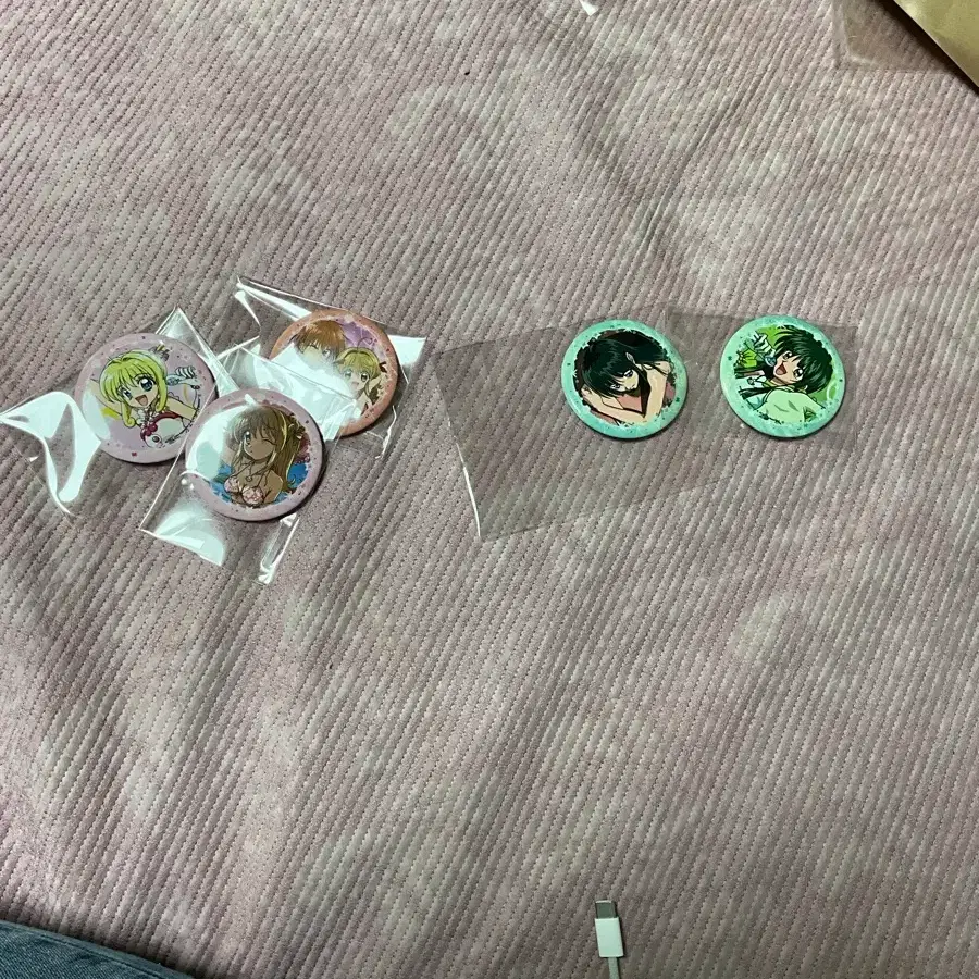 피치피치핏치 콜라보 카페 일러스트 캔뱃지 팝니다.