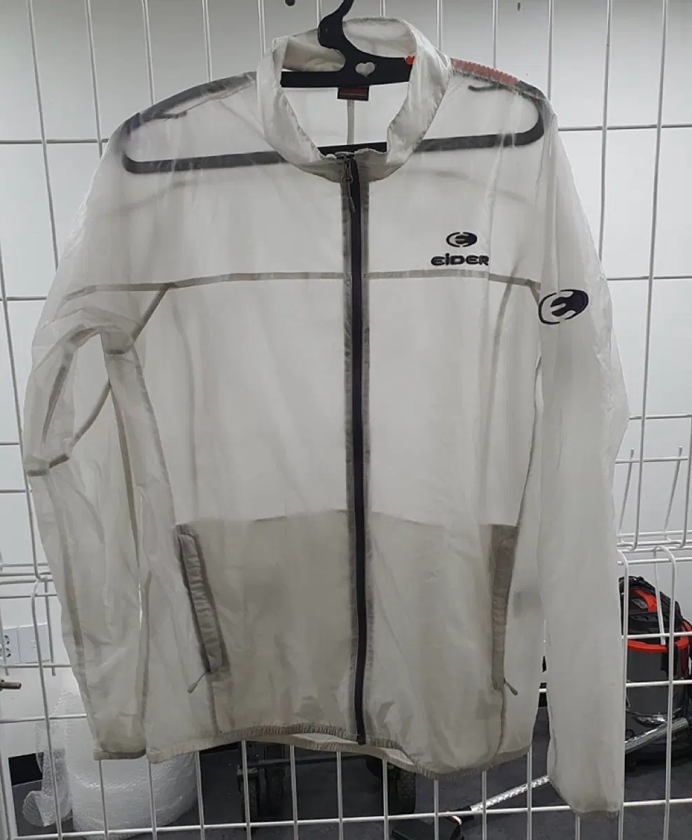 아이더 정품 경량바람막이 100사이즈 팝니다 아이더 정품 경량 바람막이 자켓 판매합니다