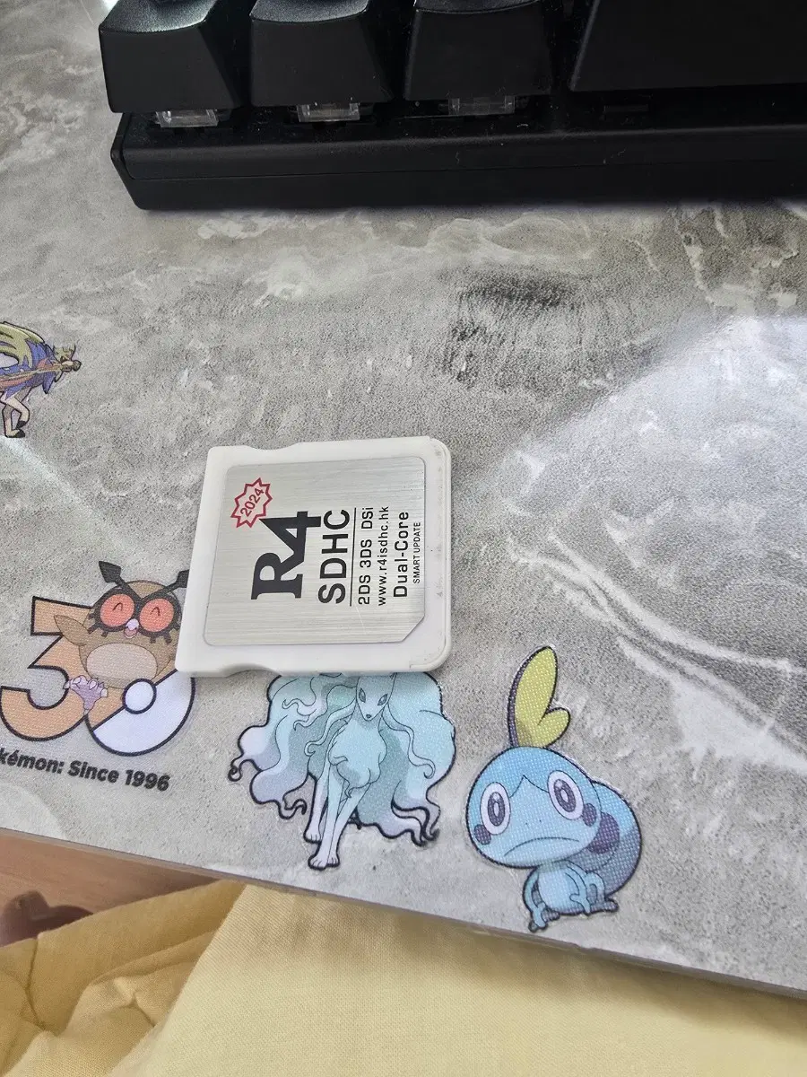 닌텐도 R4판매해요 350개들어있어요