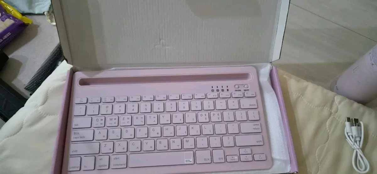 핑크색 태블릿 키보드 포함