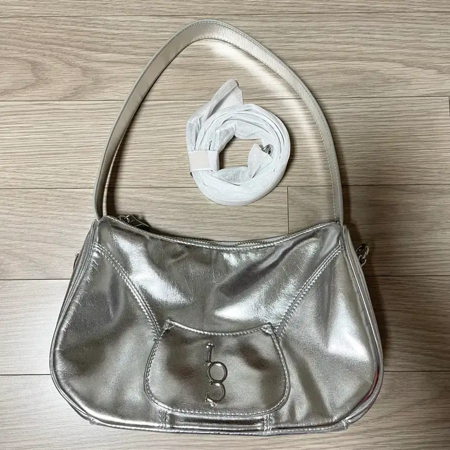 일리고 시그니처 백 실버