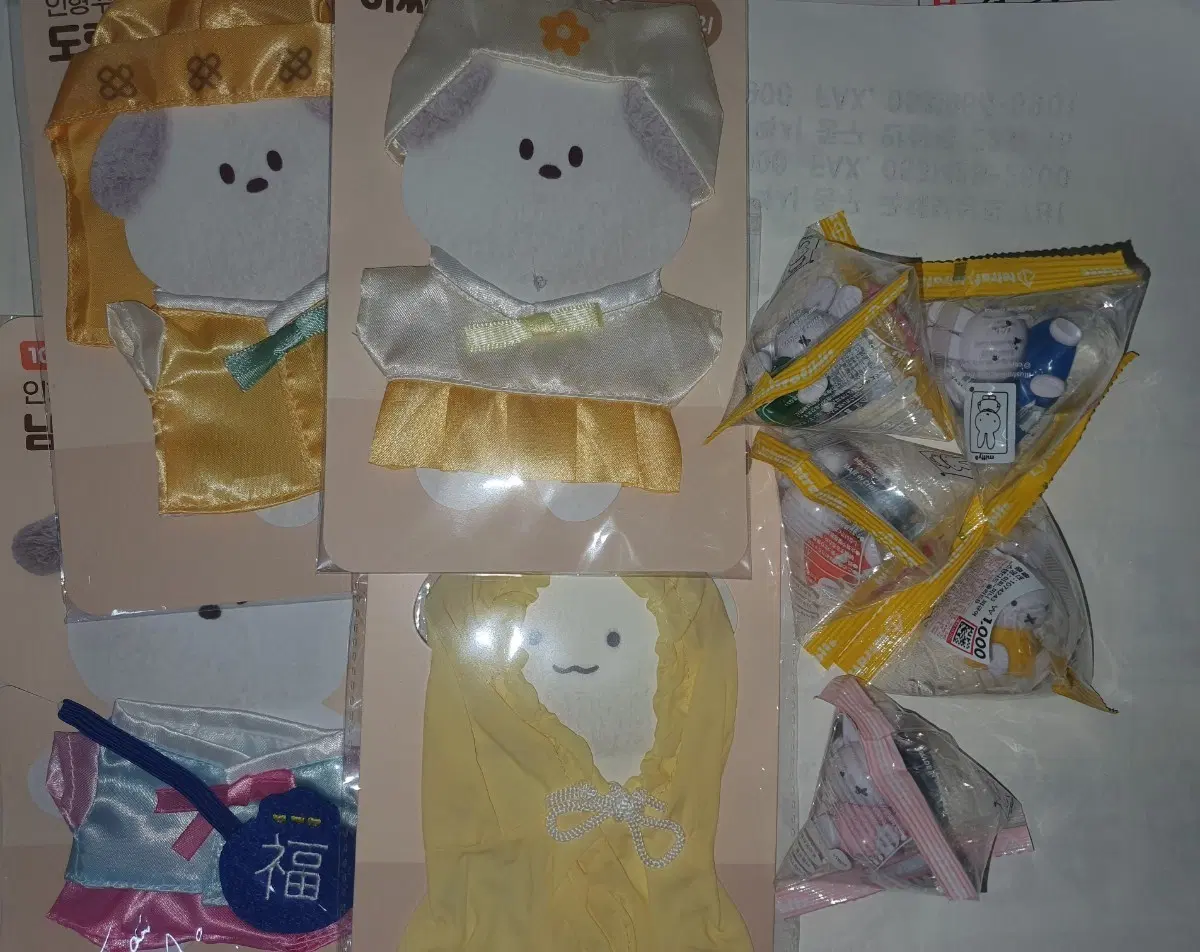 미개봉 새상품) 다이소 미피 miffy 피규어 파란색,노란색, 주황색, 초록색, 핑크색 + 다이소 한복 인형옷 3종+ 다이소 우비 인형옷