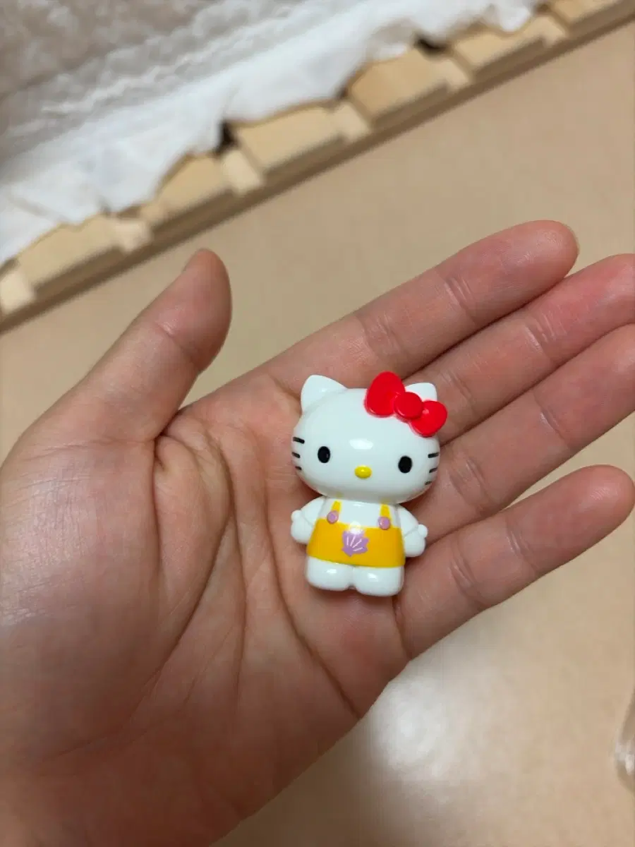 헬로키티 오렌지 멜빵 피규어 레고?