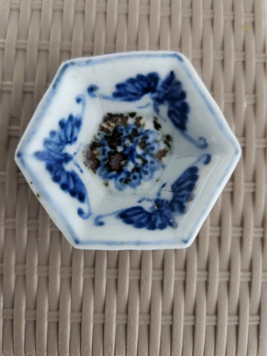 조선시대 19세기 백자 청화 나비문 육각 화장기