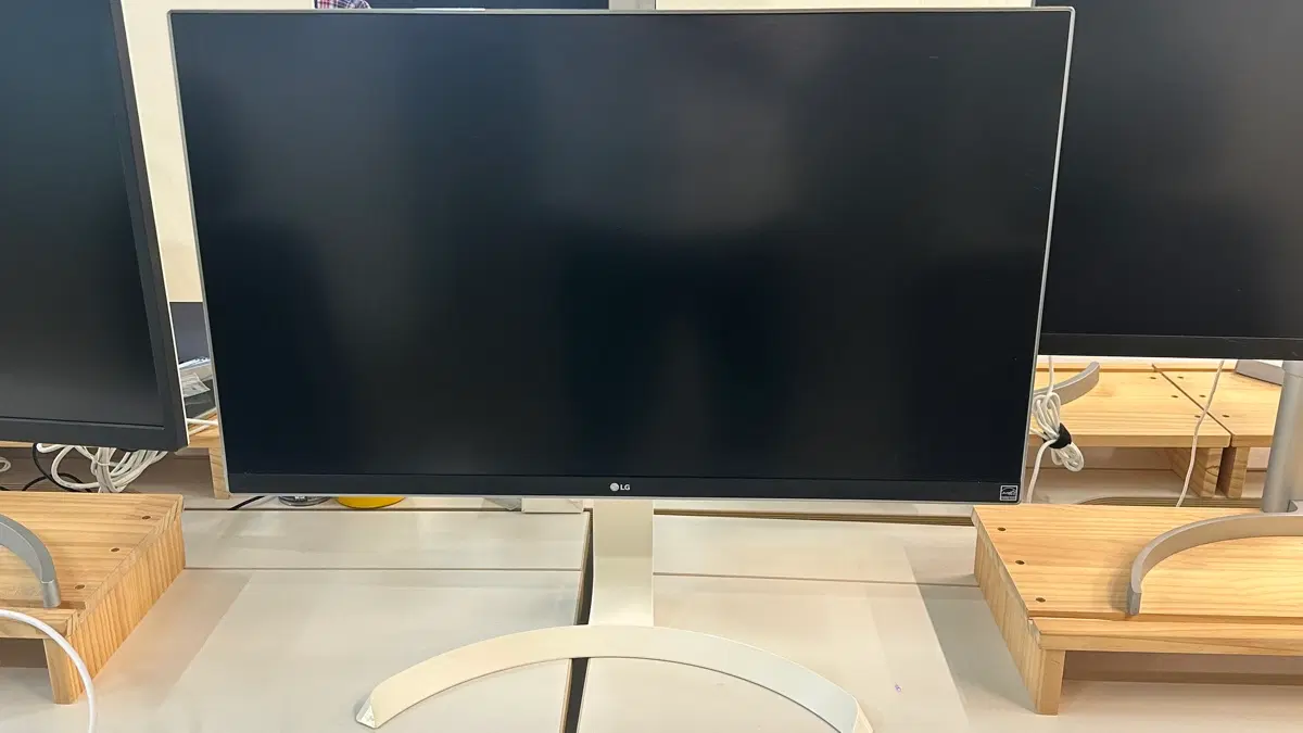 LG 모니터 스탠드 포함