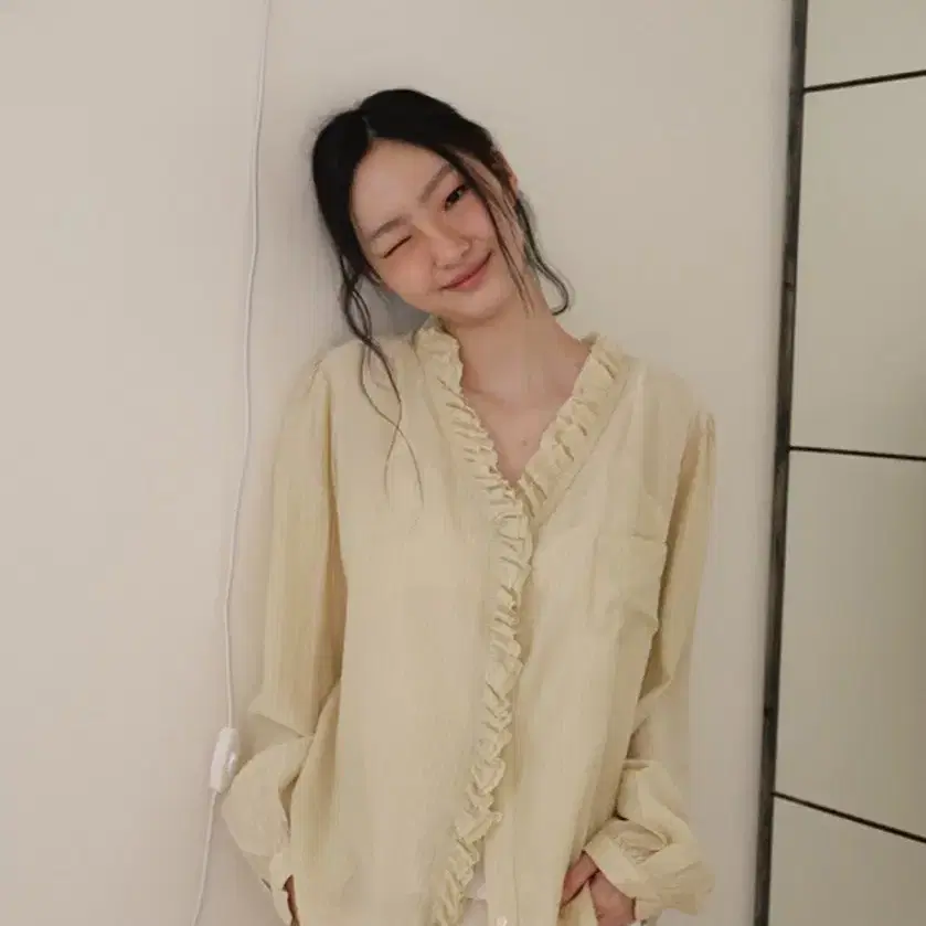 드멜리 링클 컬리 블라우스 올리브