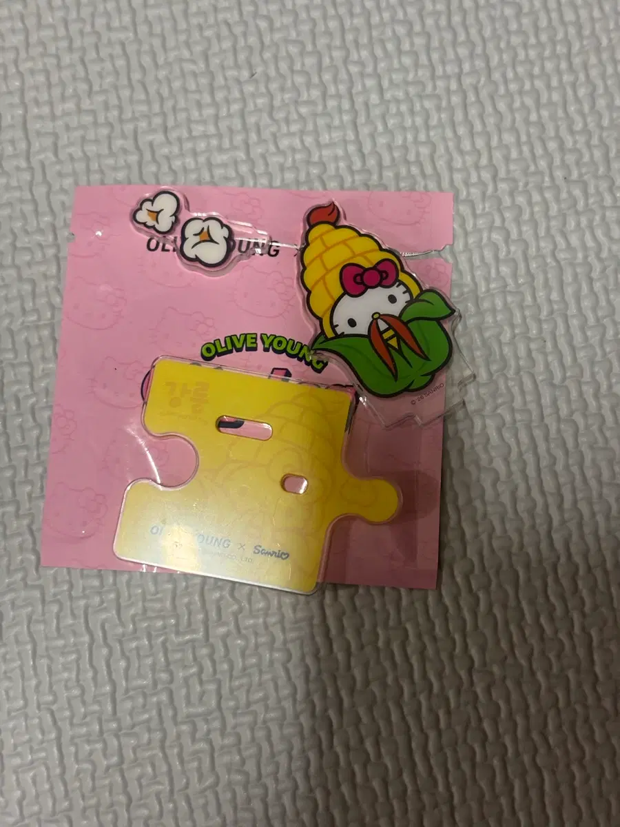 올리브영 헬로키티 강릉 옥수수 아크릴