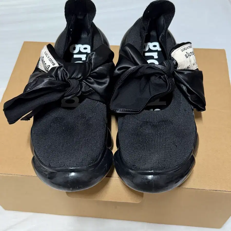 그라운즈 주얼리 행키 펌프스 블랙 솔리드 JEWELRY HANKIE PUMPS