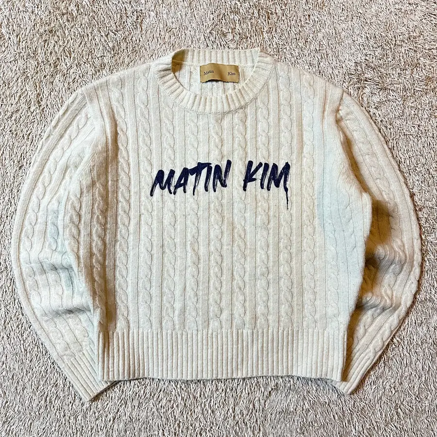 [FREE] 마뗑킴 MATIN KIM 페인팅 로고 케이블 풀오버 니트 아이보리