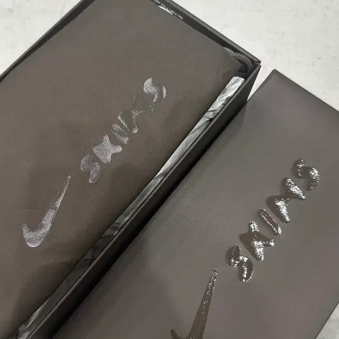 나이키 스킴스 리프트 새틴 240 245