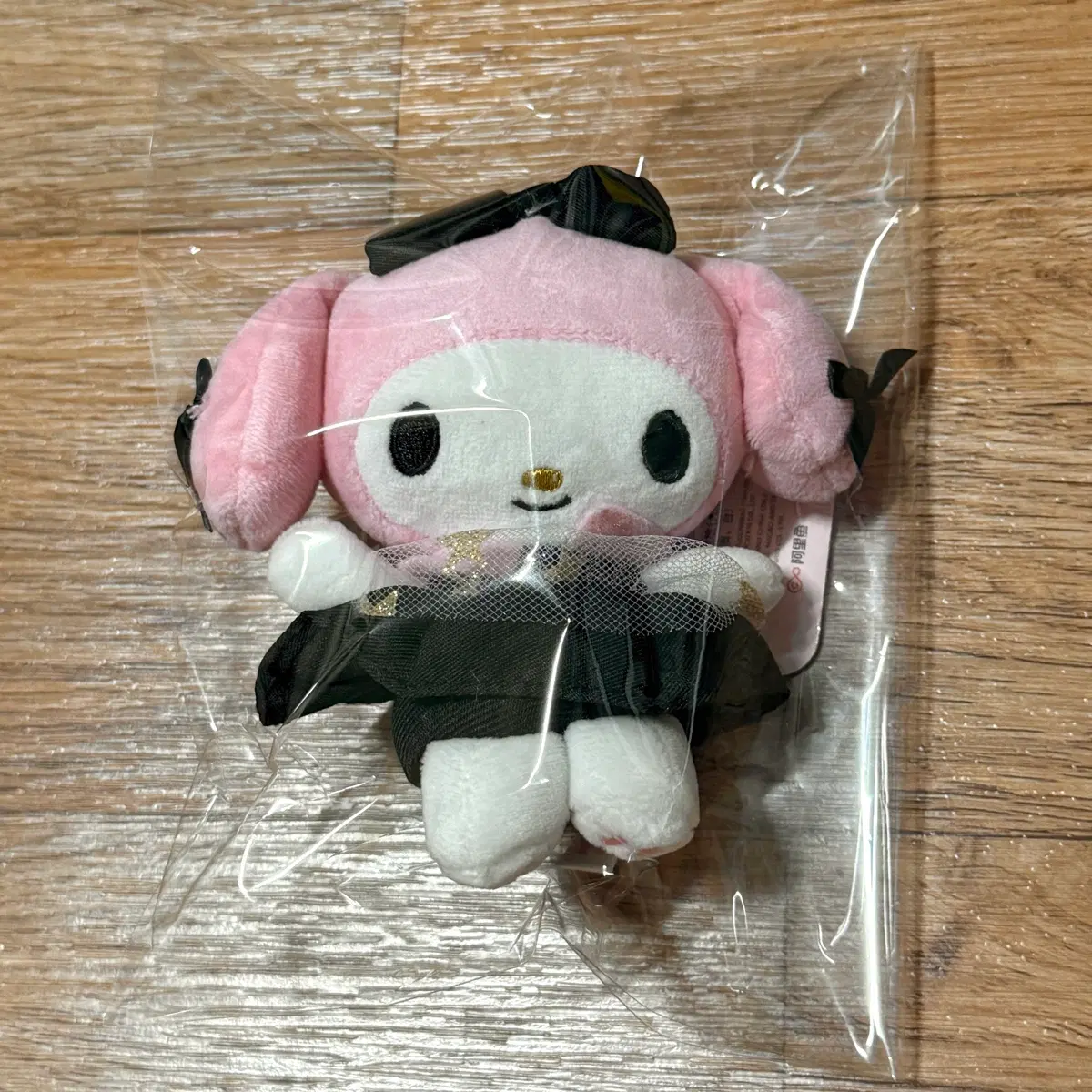 산리오 마이멜로디 블랙 골드 드레스 리본 인형 키링 10cm