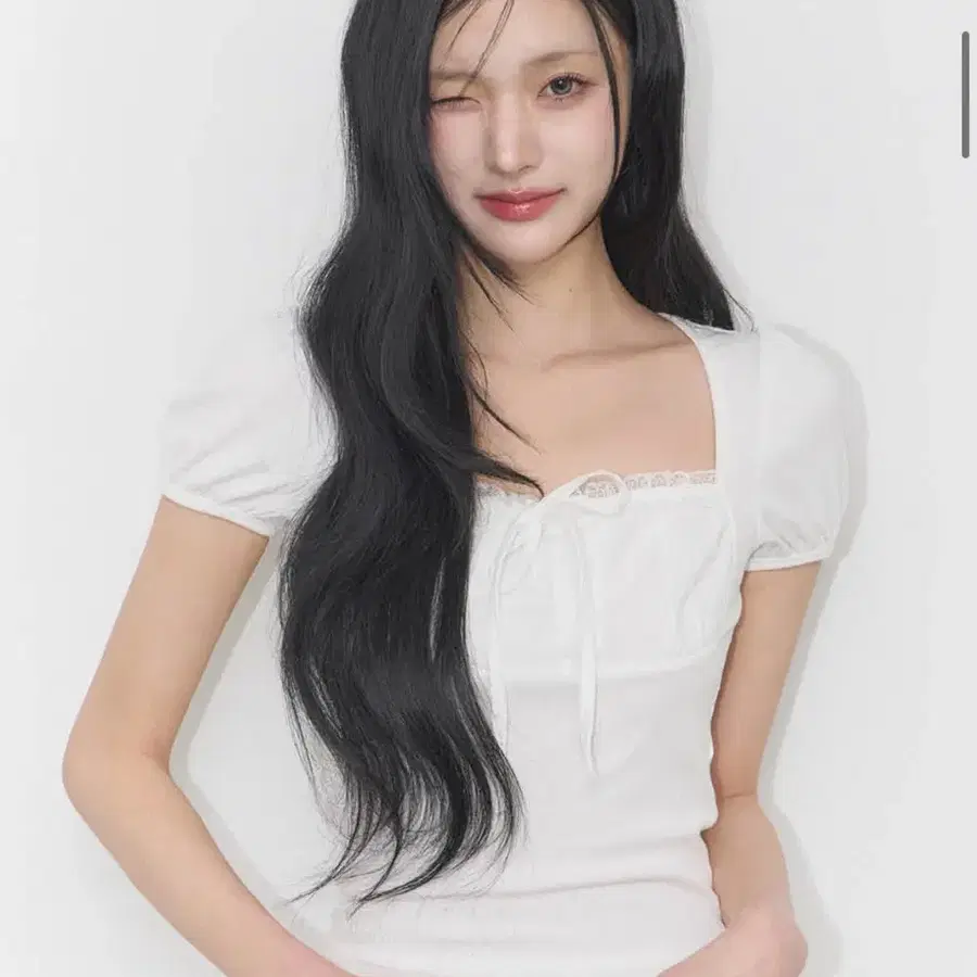 일리고 로지 레이스 스퀘어넥 티 화이트