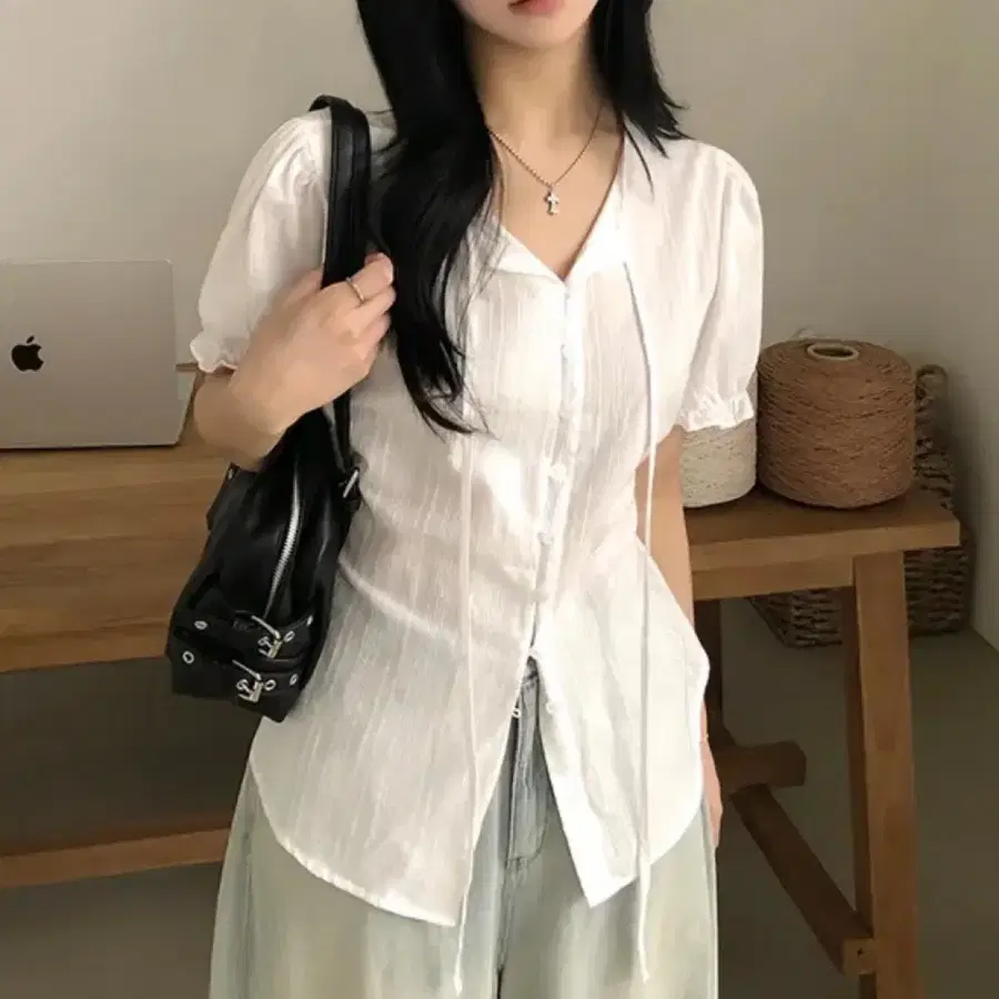 페이퍼리가든 화이트 셔링 반팔 블라우스