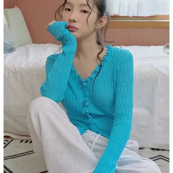 테테모치 프릴 립 텍스처 슬림 가디건 블루