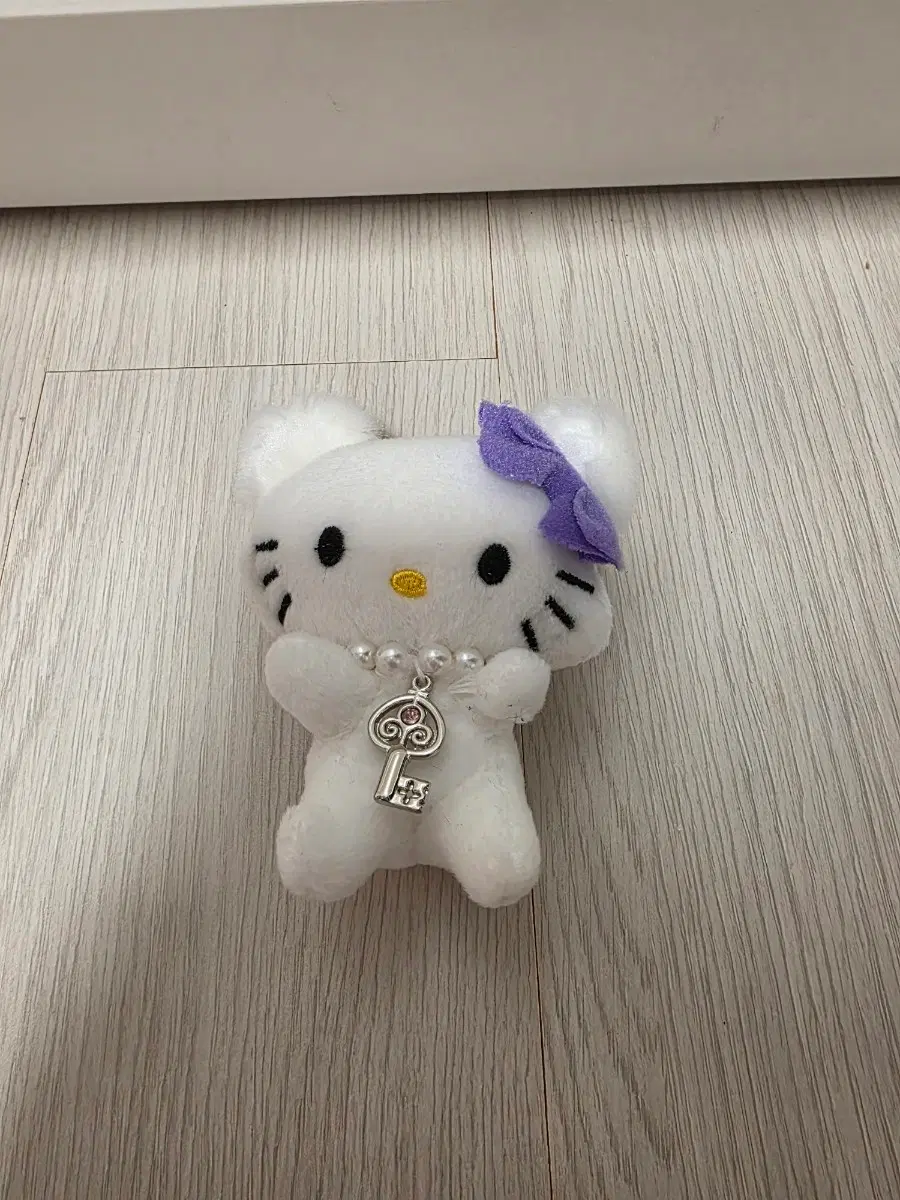 헬로키티 보라 리본 진주 열쇠 인형 정품