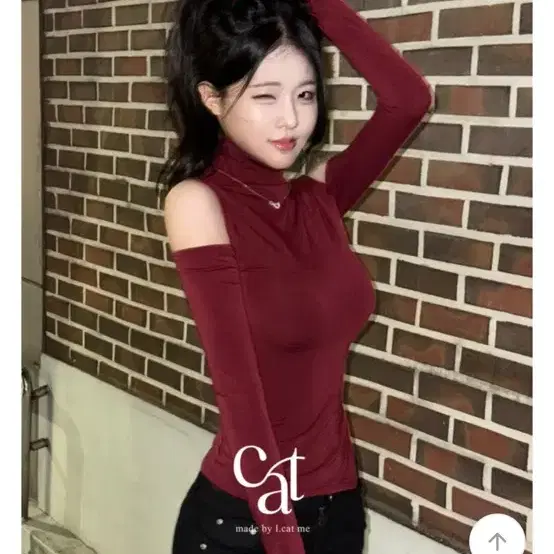 에이블리 지그재그 터틀넥 오프숄더 긴팔 티셔츠 버건디 룩캣미 크리스마스룩 남심저격
