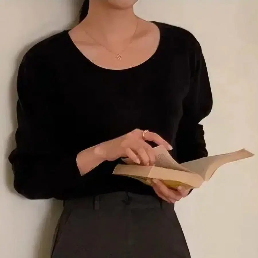 코코블랑 메리 소프트 니트 라운드넥 블랙