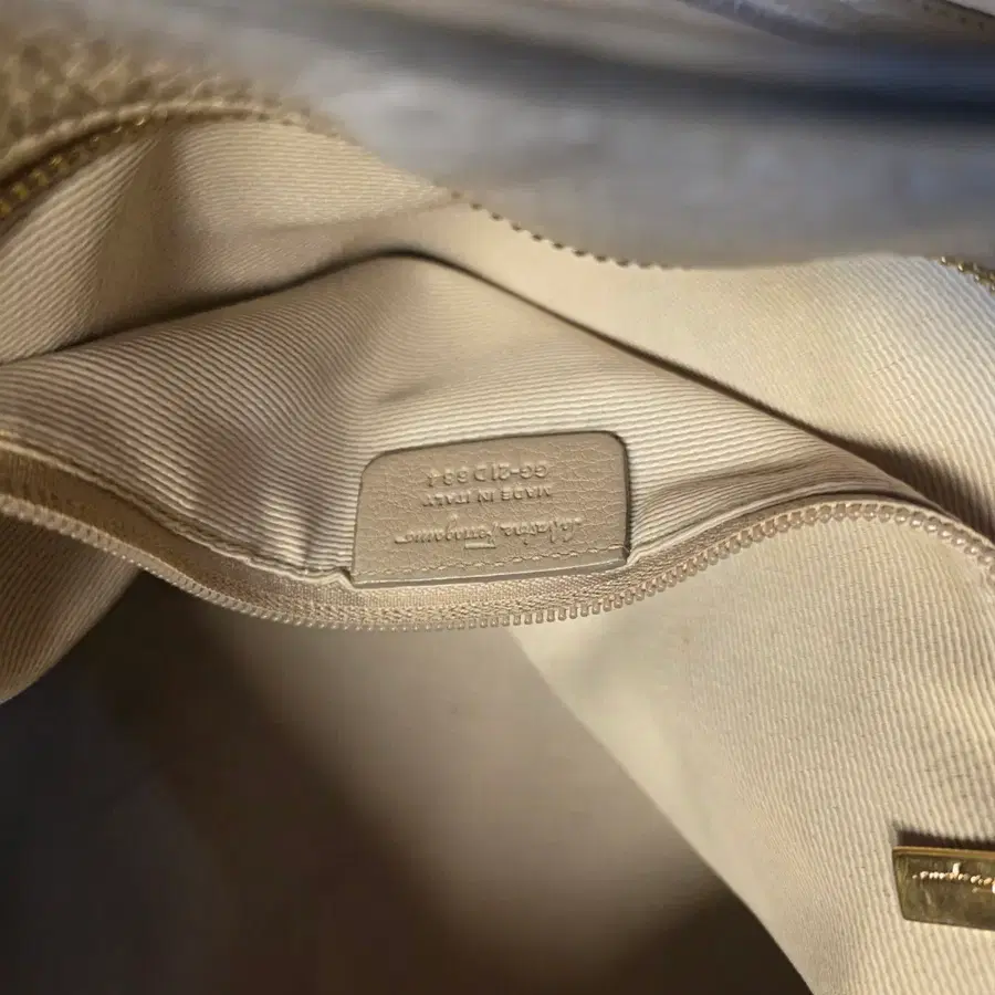 페라가모 빅 간치니 가죽 토트백/숄더백 (Gancini Embossed Leather Tote Bag)