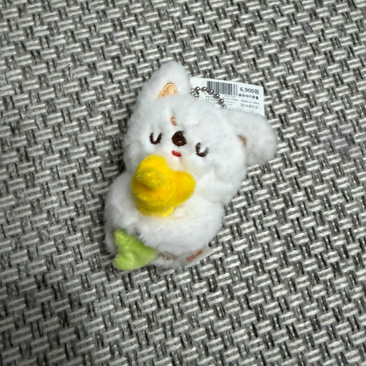 꽃을 주는 흰색 강아지 인형키링