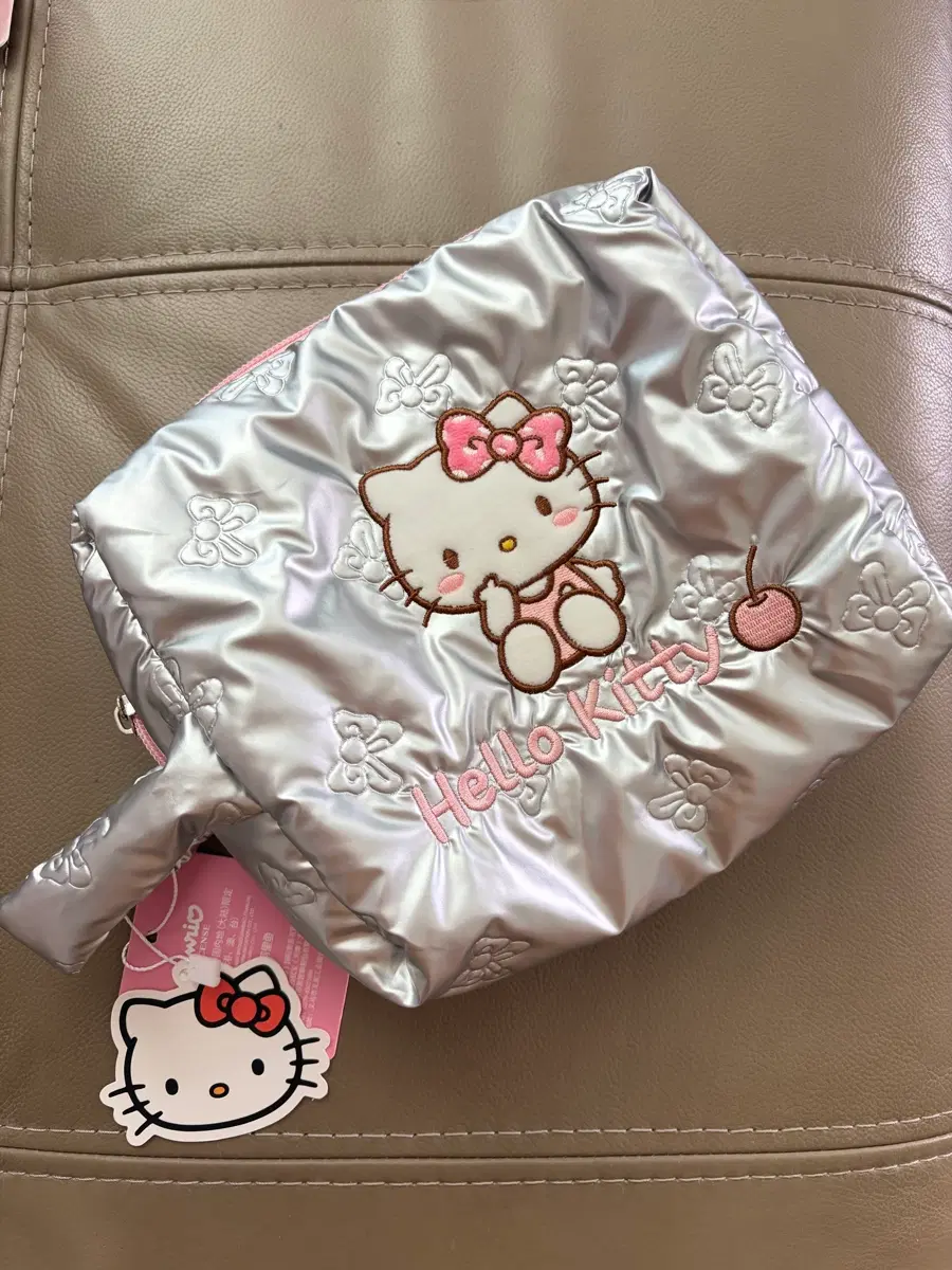 (새상품) 헬로키티 실버 파우치
