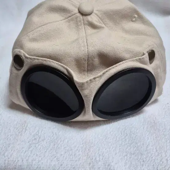 뒤로 쓰는 모자 오