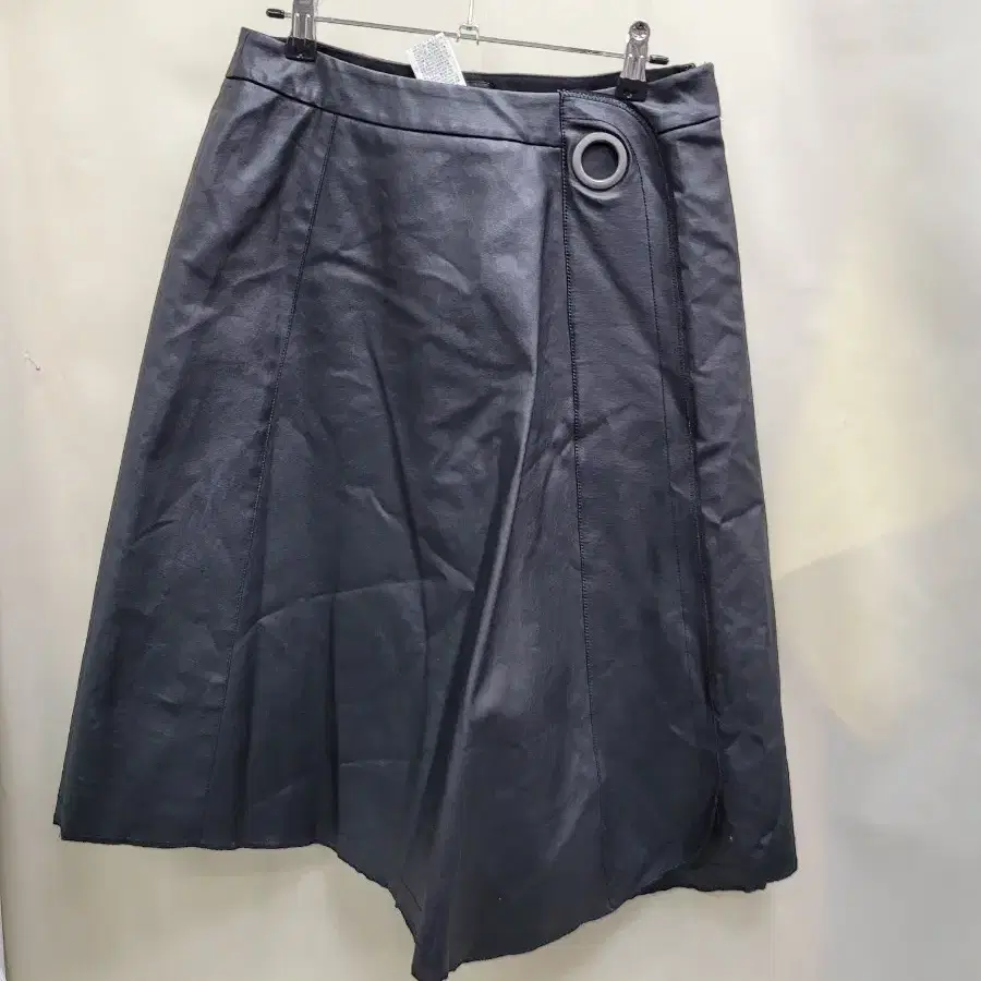 인조가죽 랩 스커트 블랙
