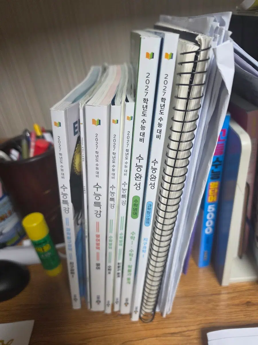 수특: 수1 수2 확통 영어 지구, 수완: 수학(확통) 지구