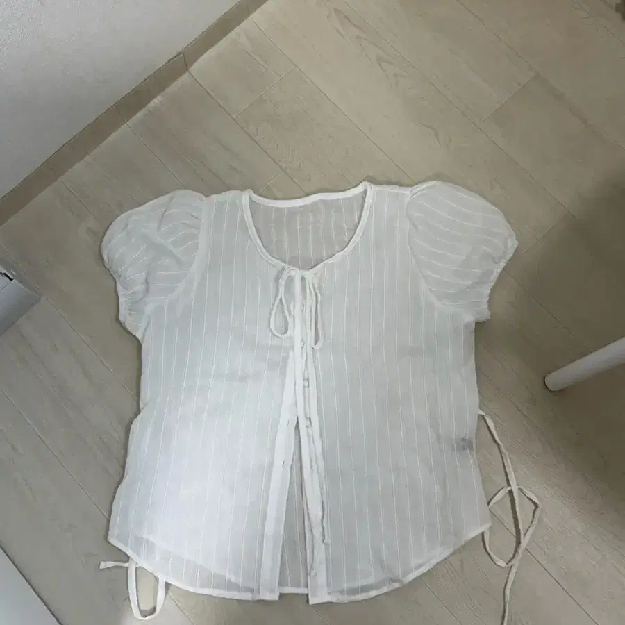 콩단추 반팔 블라우스