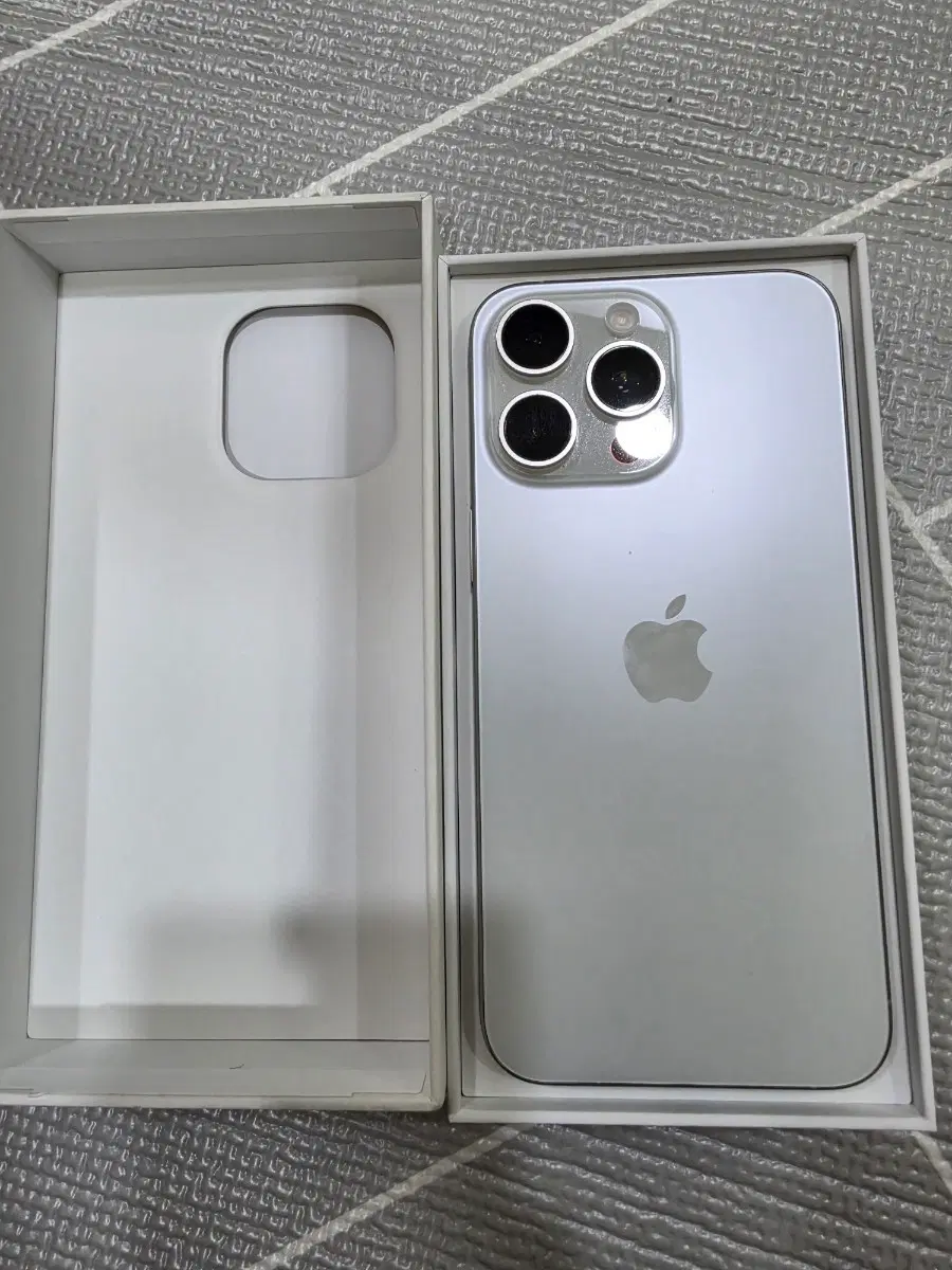 애플 아이폰 15프로맥스 화이트 티타늄 256GB S급