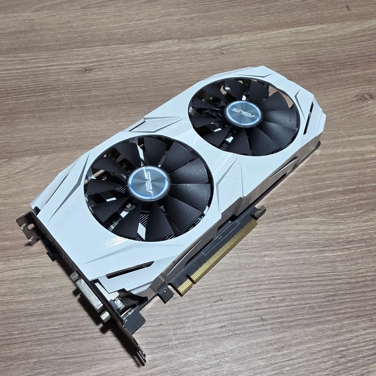 ASUS 1060 6g 그래픽카드 화이트