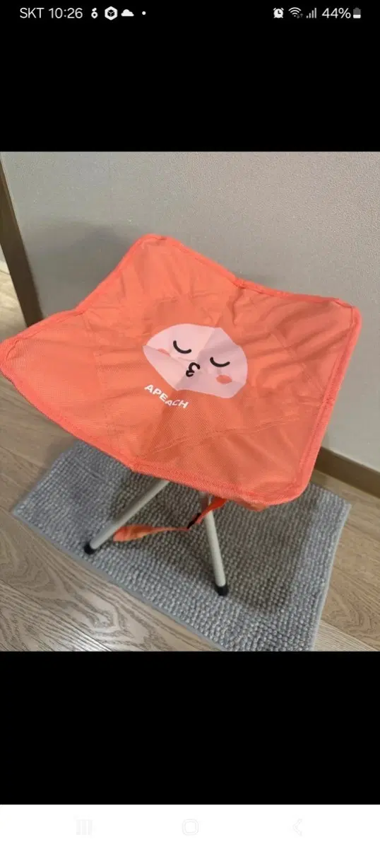 카카오프렌즈 어피치 캐릭터가 그려진 접이식 캠핑 의자 깨끗