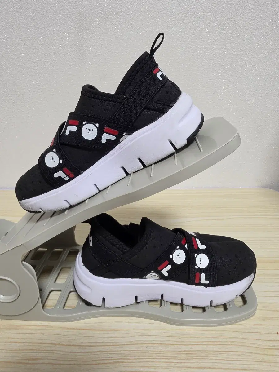 휠라 키즈 운동화 블랙 곰돌이 패턴,160