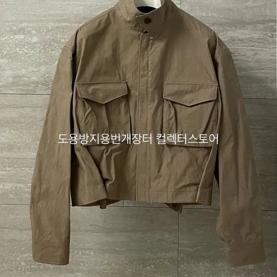 렉토 26FW 포켓 디테일 크롭 점퍼 자켓 세피아 베이지