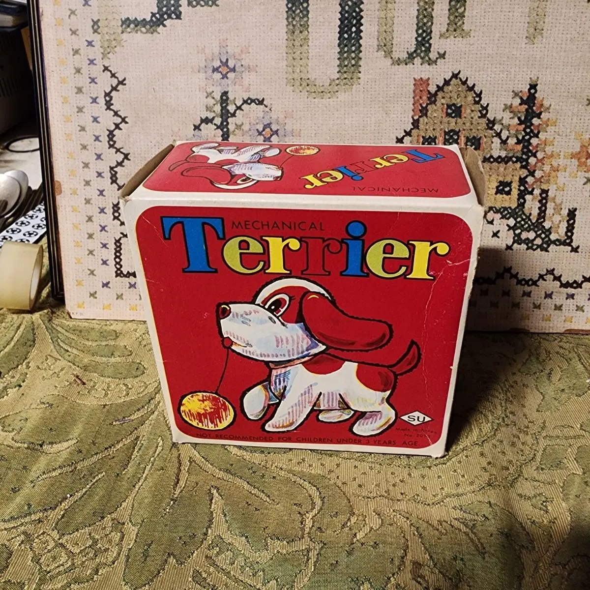 1960~1970년대 한국에서 제작된 빈티지 태엽 장난감인 'Mechanical Terrier'(공놀이하는 강아지 태엽 장난감) 미국수출