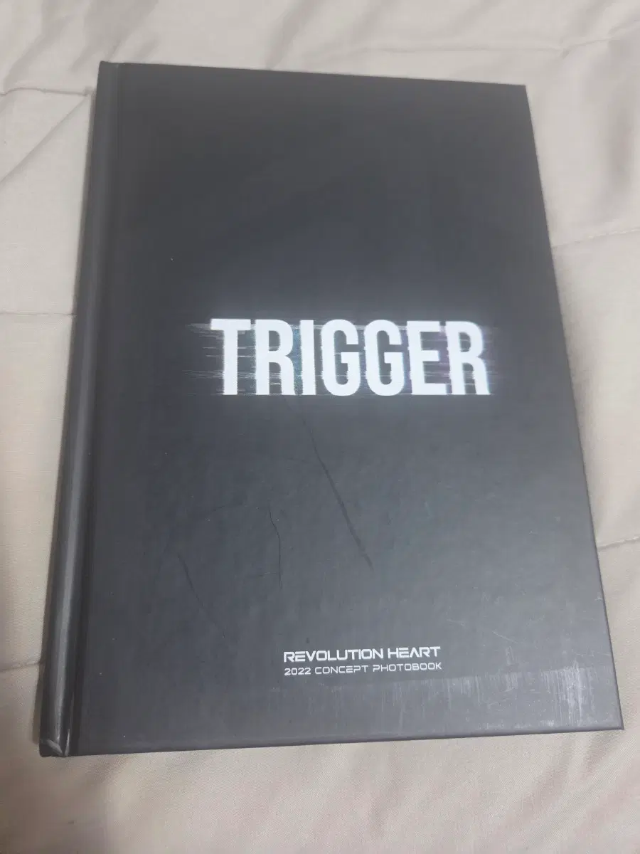 리레볼루션 트리거 굿즈 앨범+아크릴 스탠드+책갈피