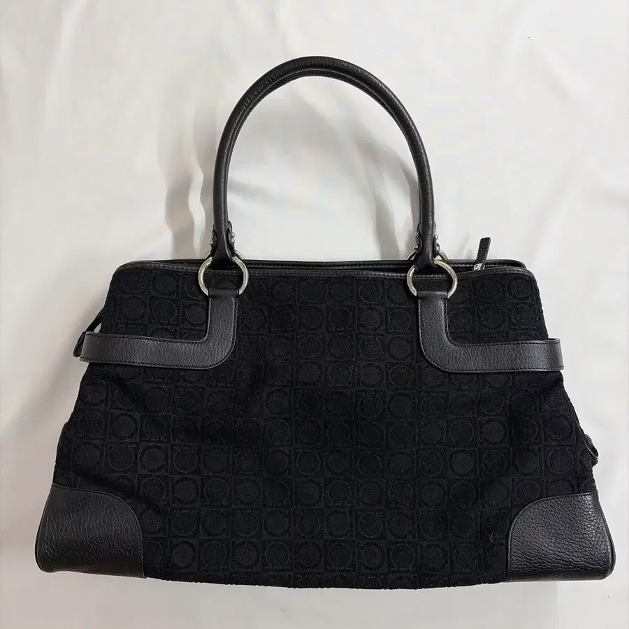 페라가모(Ferragamo) 간치니 모노그램 자카드 토트백