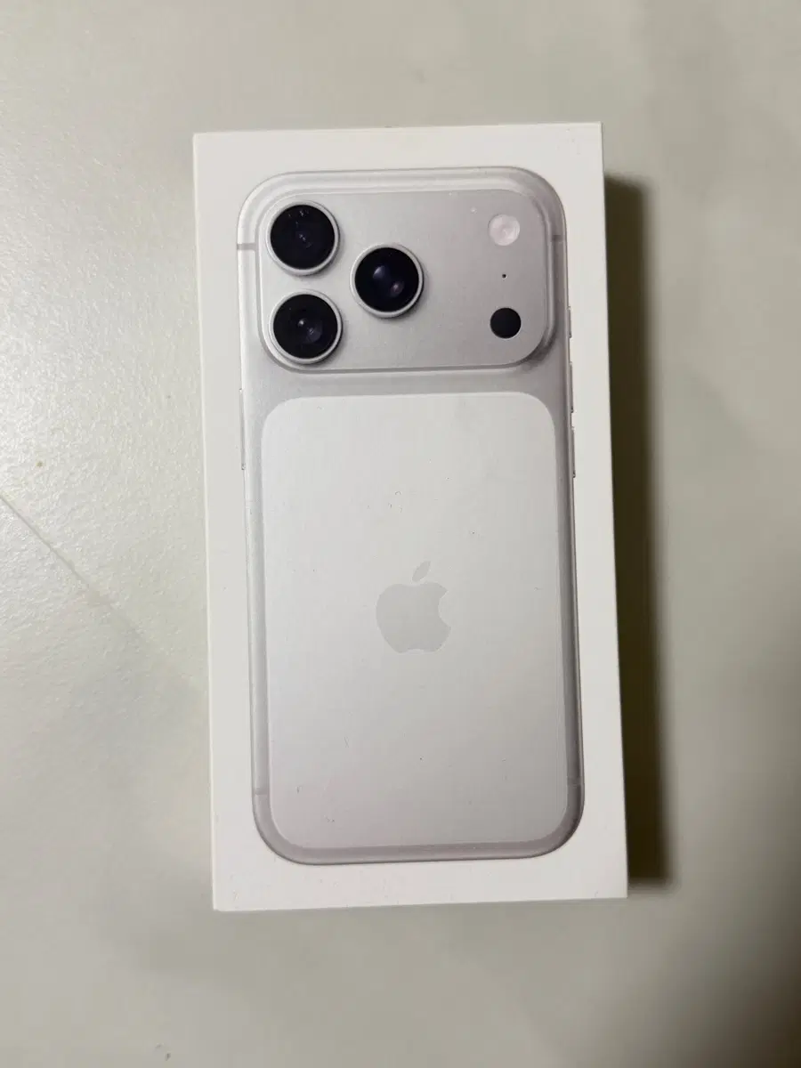 아이폰 17 프로 실버 256GB 풀박 (액정파손)