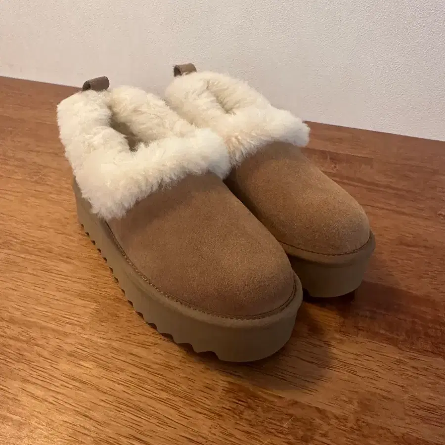 UGG 어그 아이니타 플랫폼 220mm