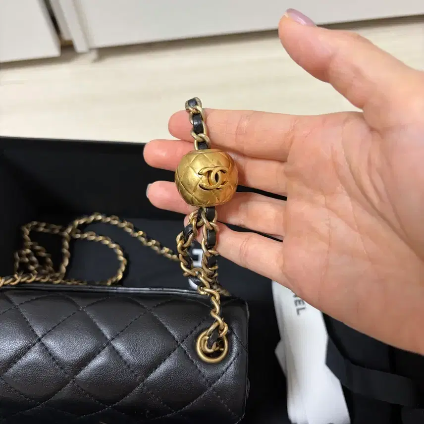샤넬 쁘띠삭 골드볼 램스킨 30번대 사진 4