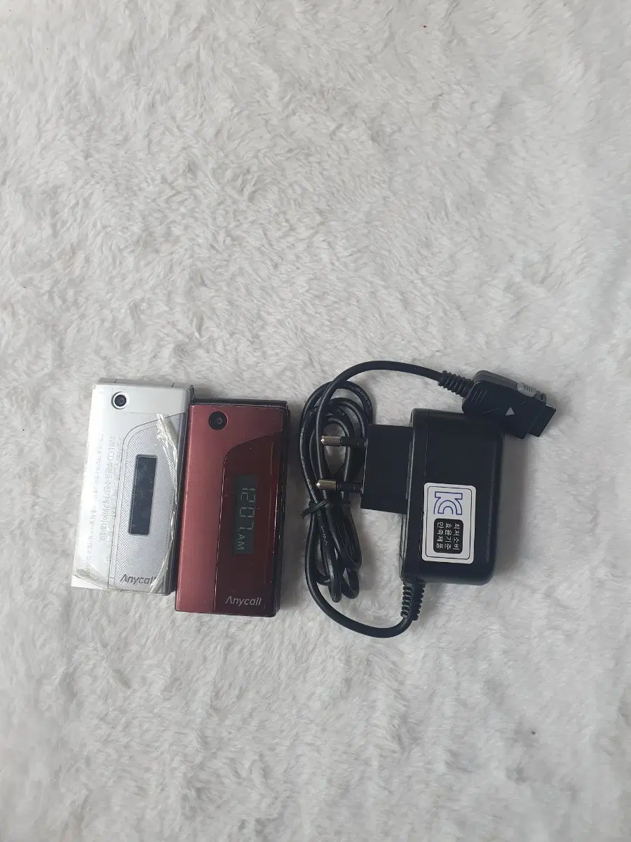 SPH-S4700 프리지아폰 소장용 충전기 포함